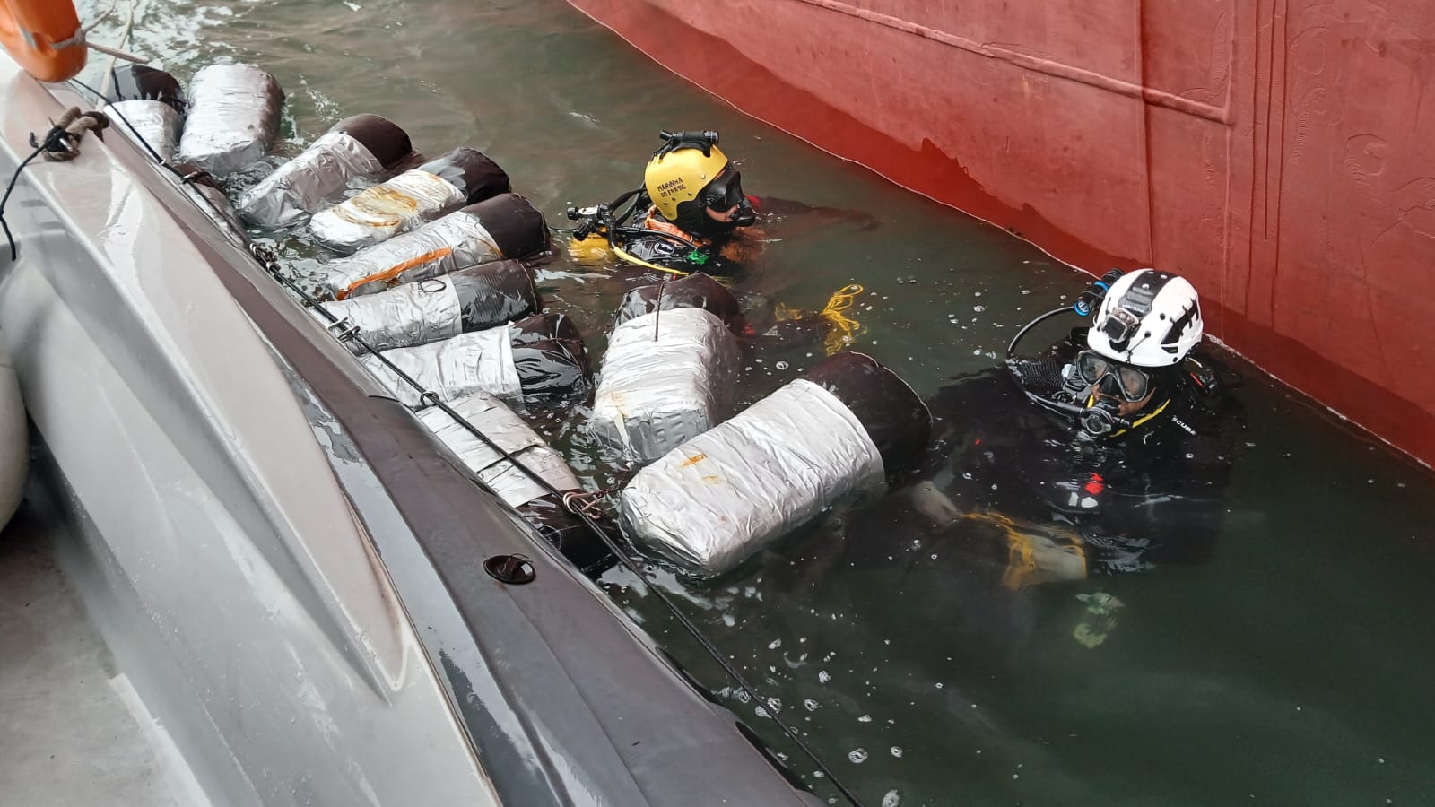 Mergulhadores de força-tarefa federal acham 341 kg de cocaína em casco de navio no Porto de Santos (SP)