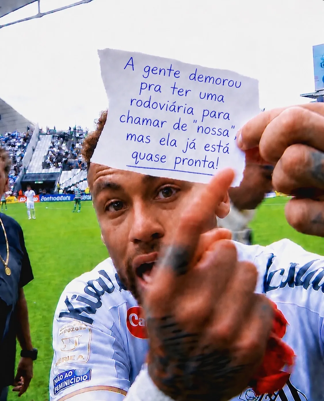 Imagem de Neymar com papel torna-se trend, mas sem autorização pode complicar internautas