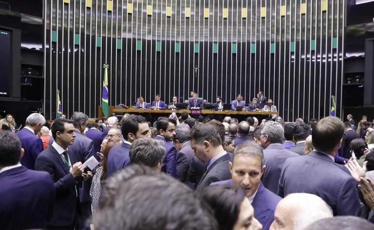 Extrema Direita Brasileira quer cortar pela metade FGTS sobre salário