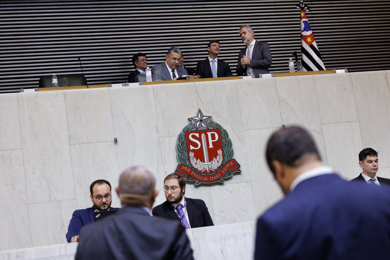 Alesp aprova ampliação da licença-paternidade de servidores para 20 dias