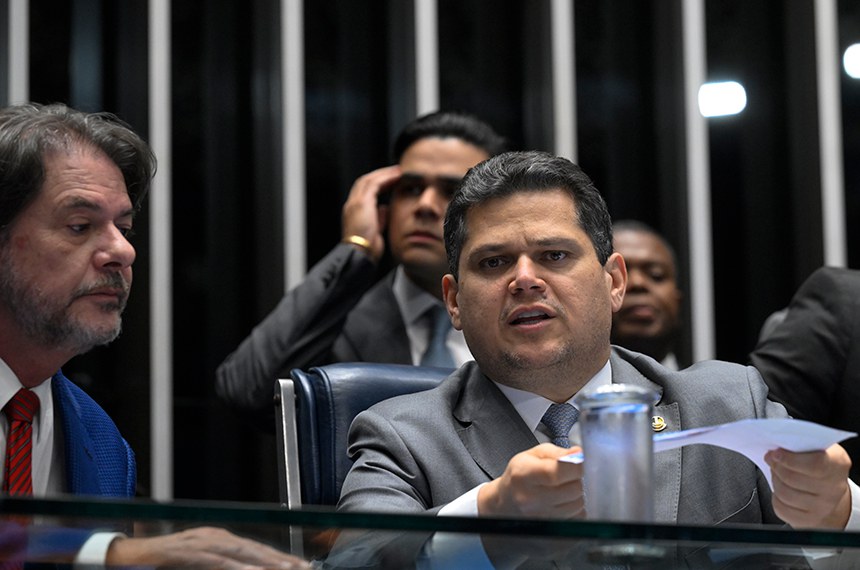 Pressão faz Alcolumbre repensar em segurar PC da escala 6 X 1