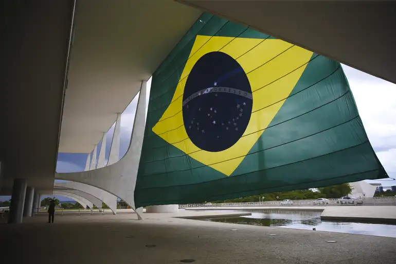 O Crepúsculo da Águia e o Despertar do Gigante: a Nova Ordem Econômica Mundial e o Protagonismo Brasileiro