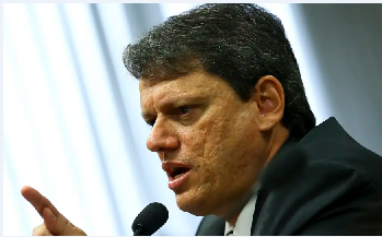 Capangas de Tarcísio agridem, arrastam e dão mata-leão