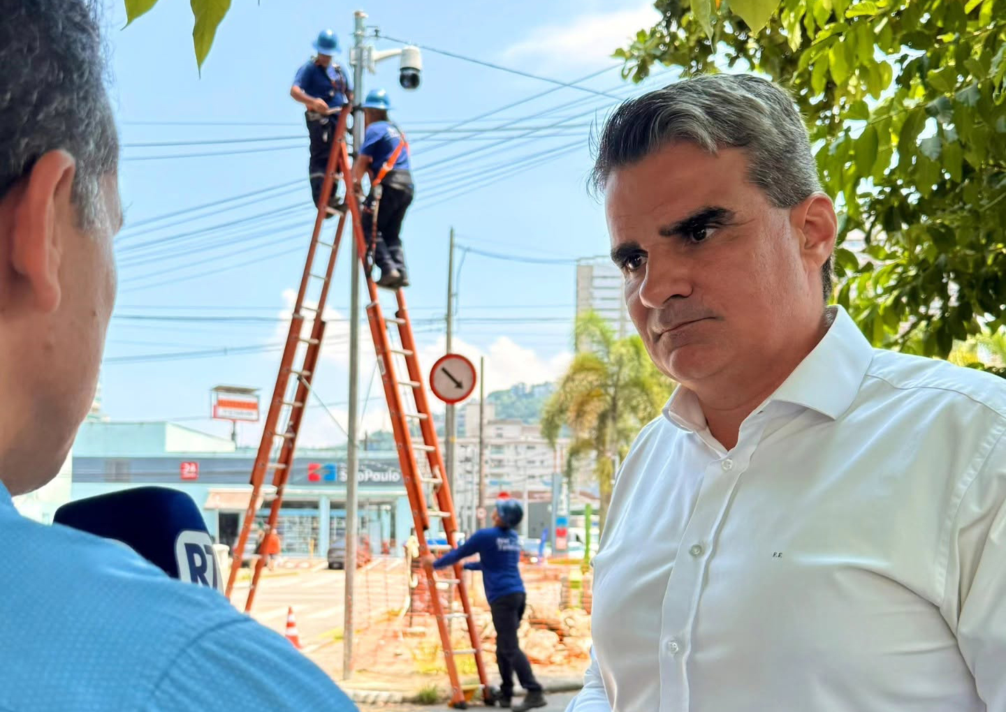 Saia justa: homenagem ao secretário de Governo trava na Câmara de Santos