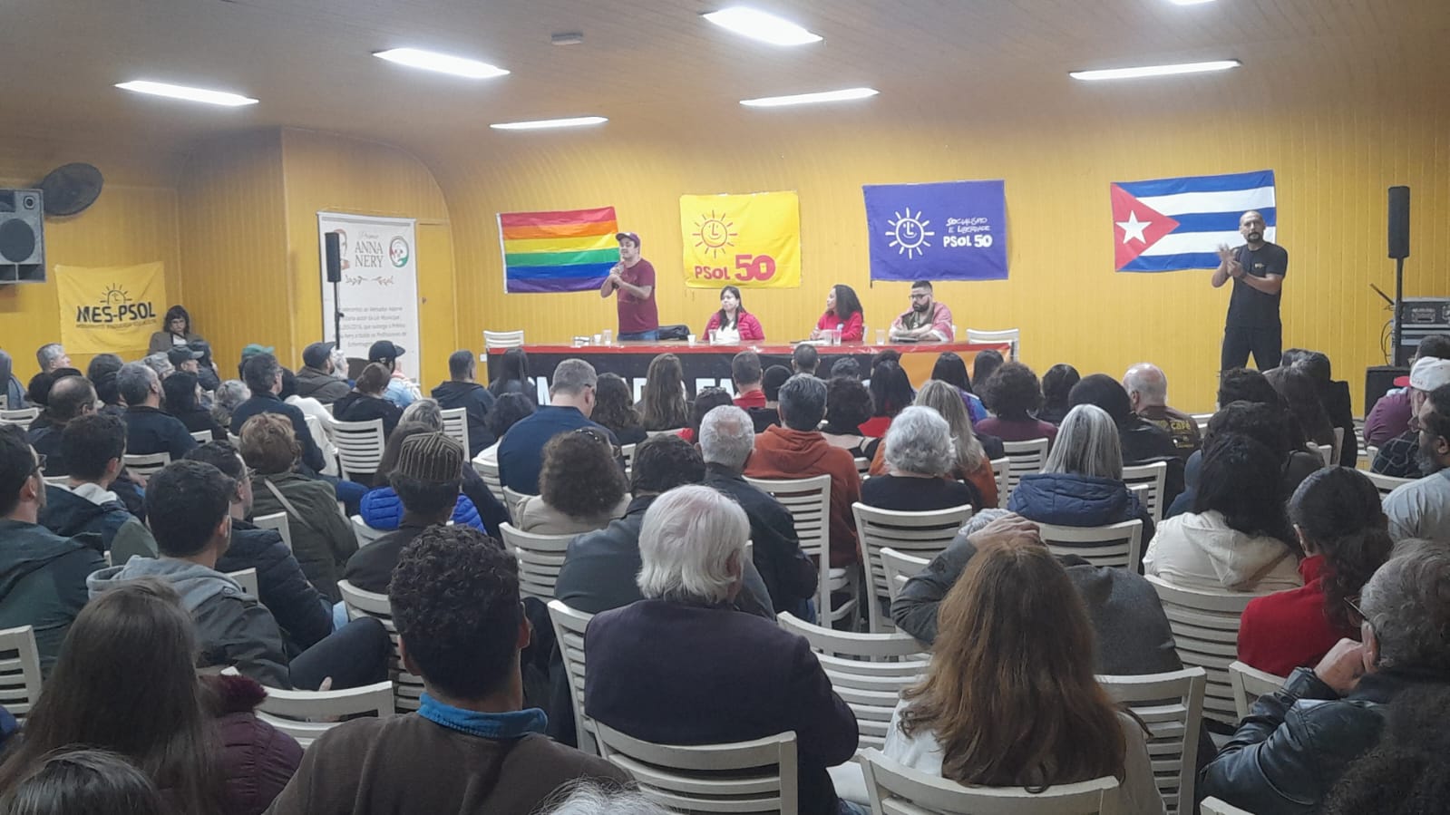 Lideranças do PSOL defendem esquerda "sem conciliação" em debate lotado em Santos