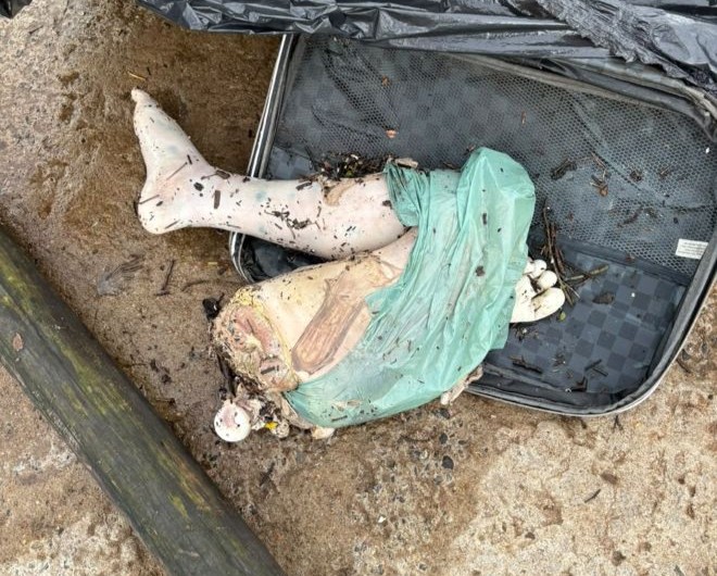 Mala com duas pernas é trazida pela maré em São Vicente (SP)
