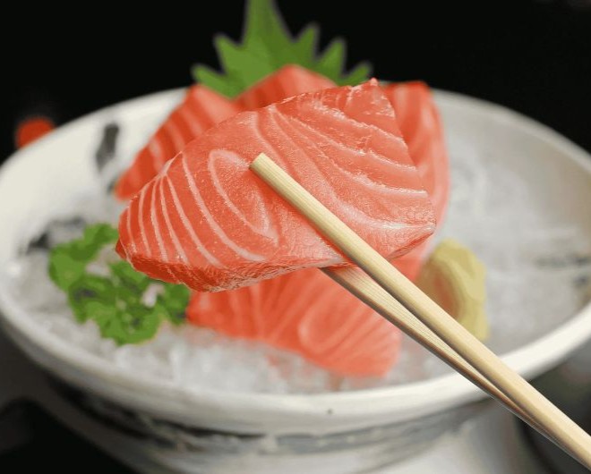 Guarujá (SP): dono de restaurante japonês preso por furtar quatro quilos de salmão faz acordo com MP