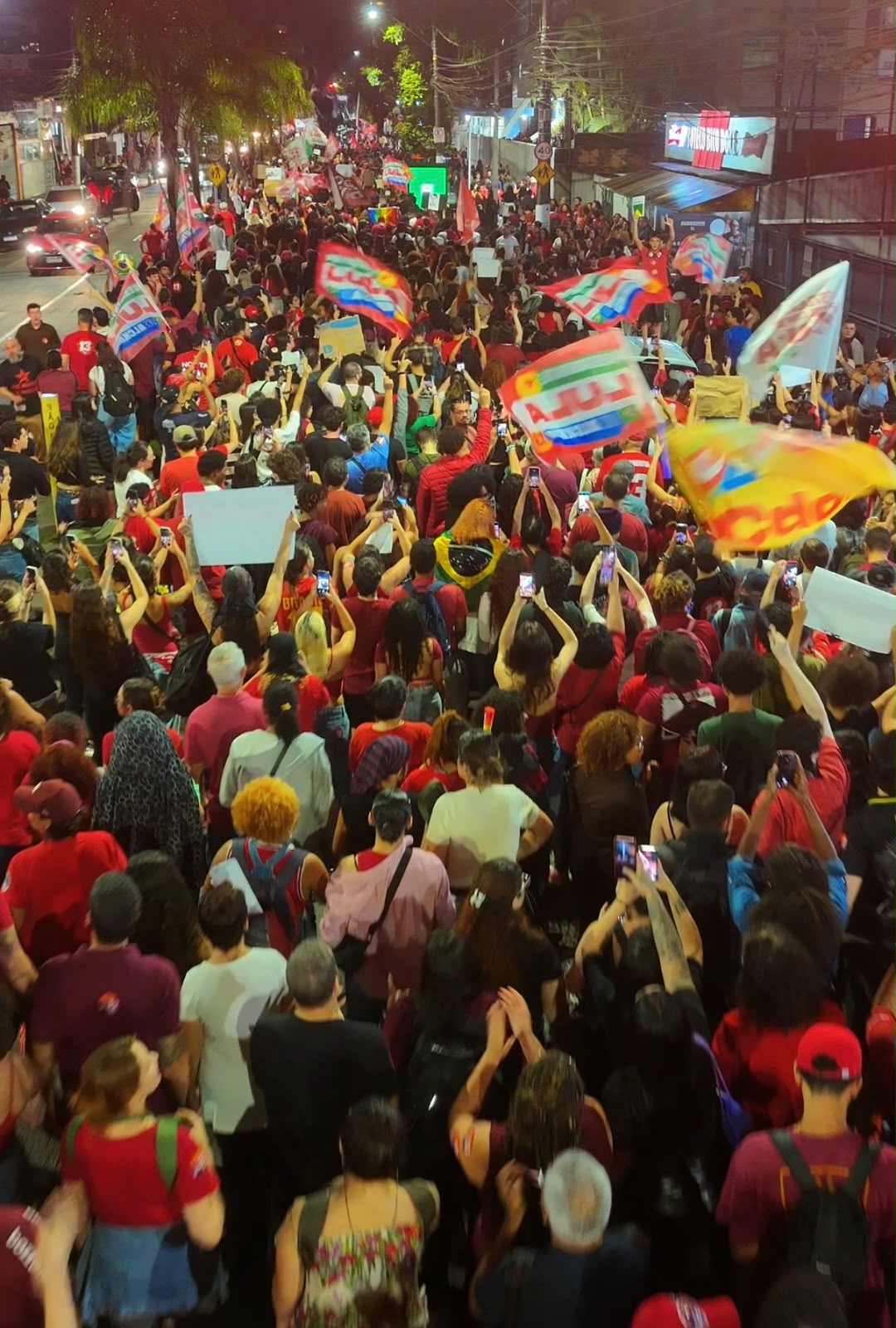 Ato unificado pela democracia toma as ruas de Santos (SP) neste sábado