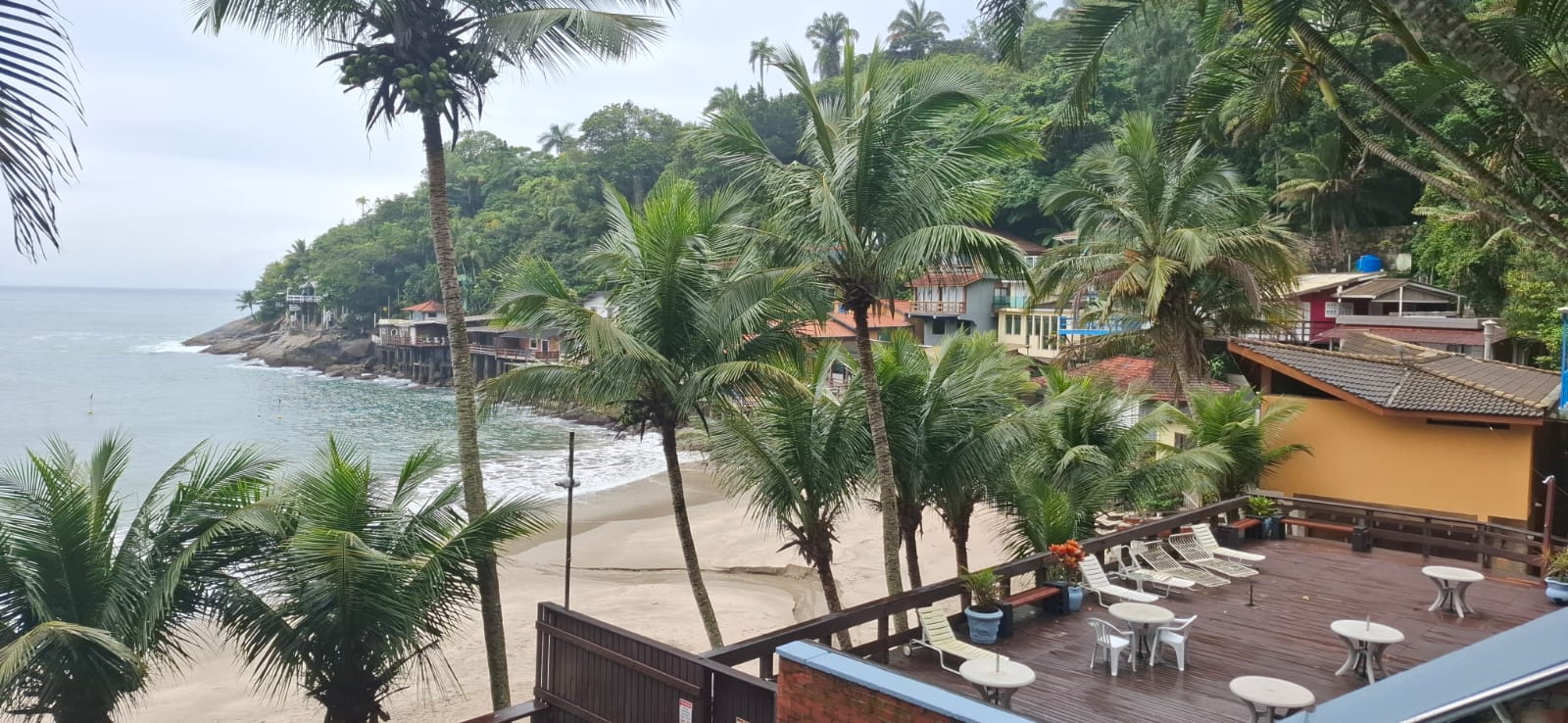 Justiça determina demolição de estruturas irregulares na Praia do Sorocotuba, em Guarujá (SP)