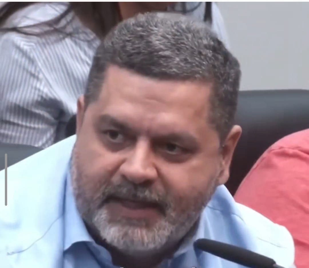 Policiais armados com a verdade