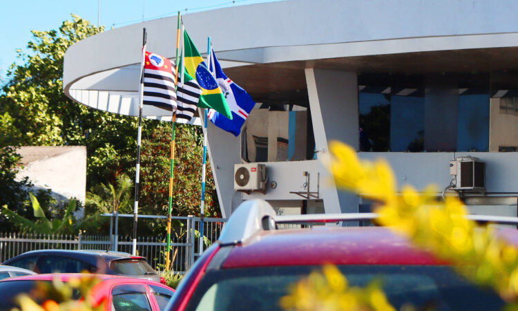 Pregão suspenso. Itanhaém (SP) terá que rever processo de compra de uniformes escolares