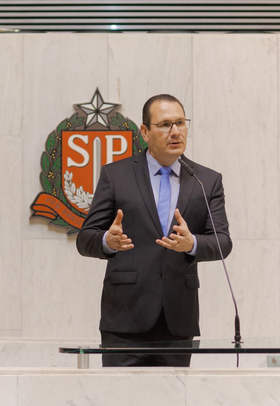 Alesp aprova lei que obriga escolas a terem “manual de etiqueta” para uso da Internet