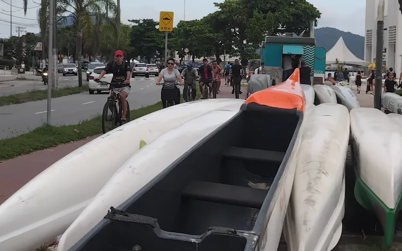 Por mar ou por terra, canoas havaianas seguem sem regras e fiscalização